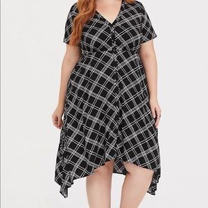 TORRID BLACK PLAID CHALLIS SHARKBITE SHIRT DRESS